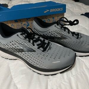 Brooks Men's Sneakers WIDE new